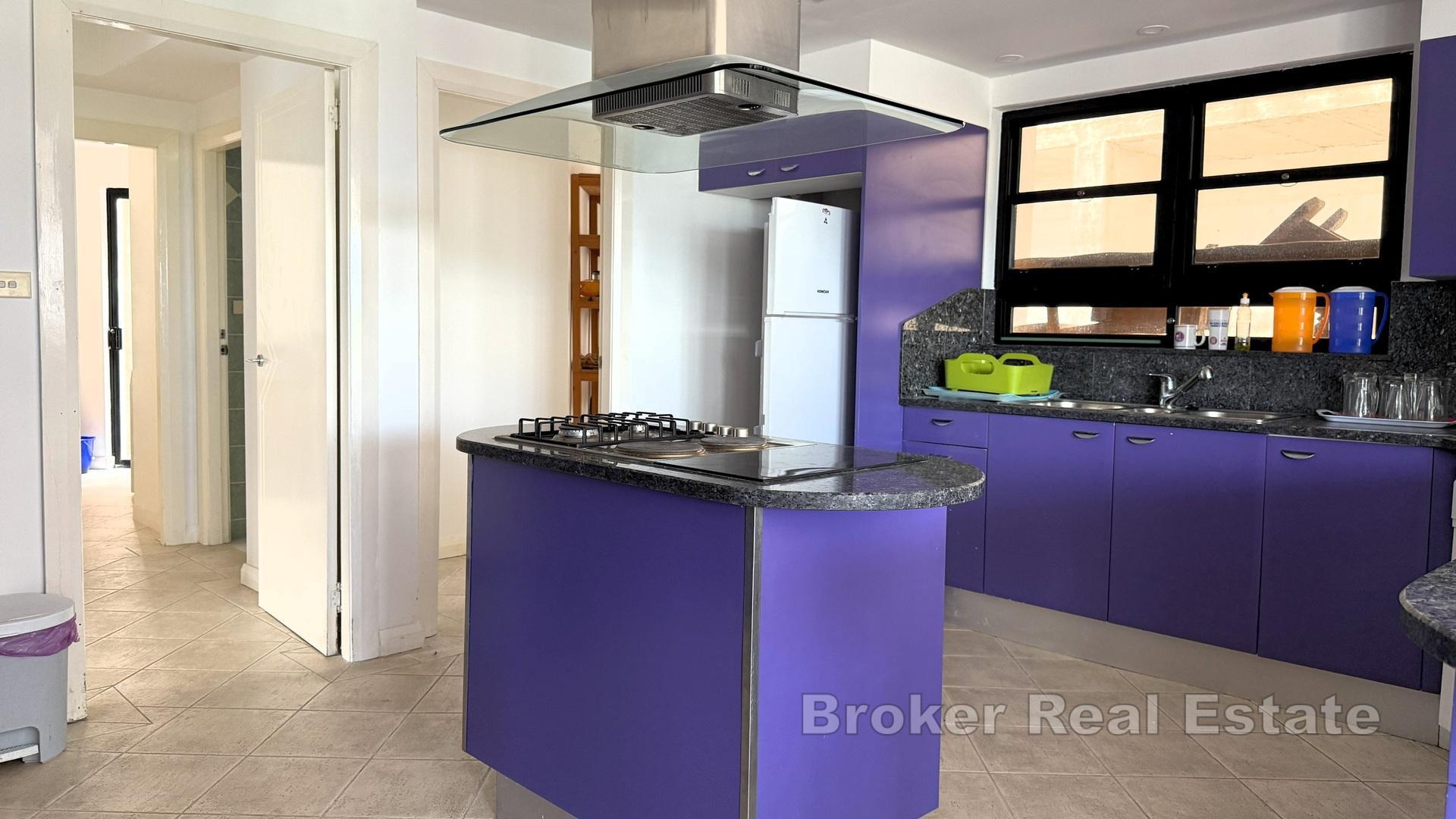 Budynek mieszkalny z krytym basenem i widokiem na morze