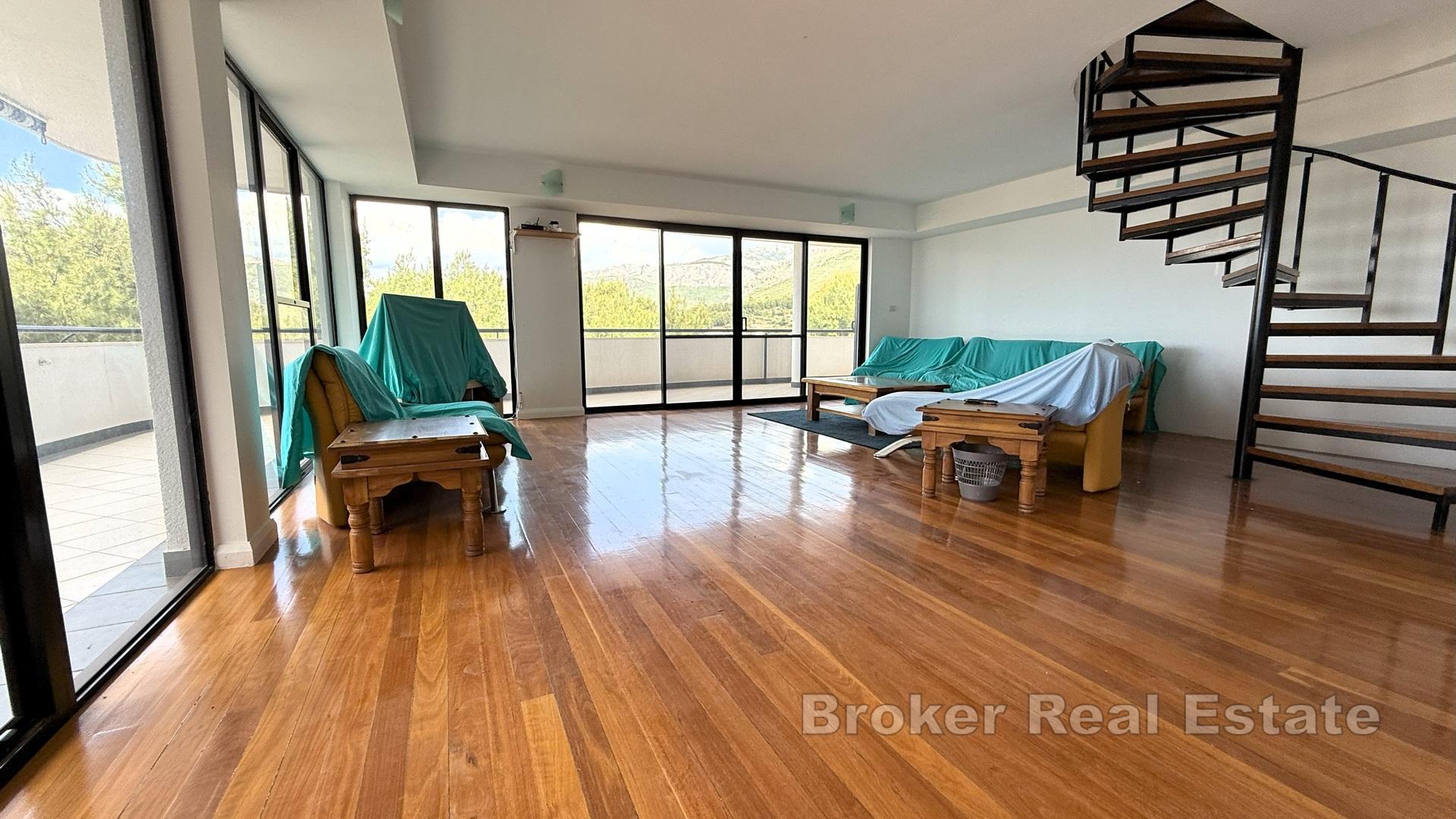 Budynek mieszkalny z krytym basenem i widokiem na morze