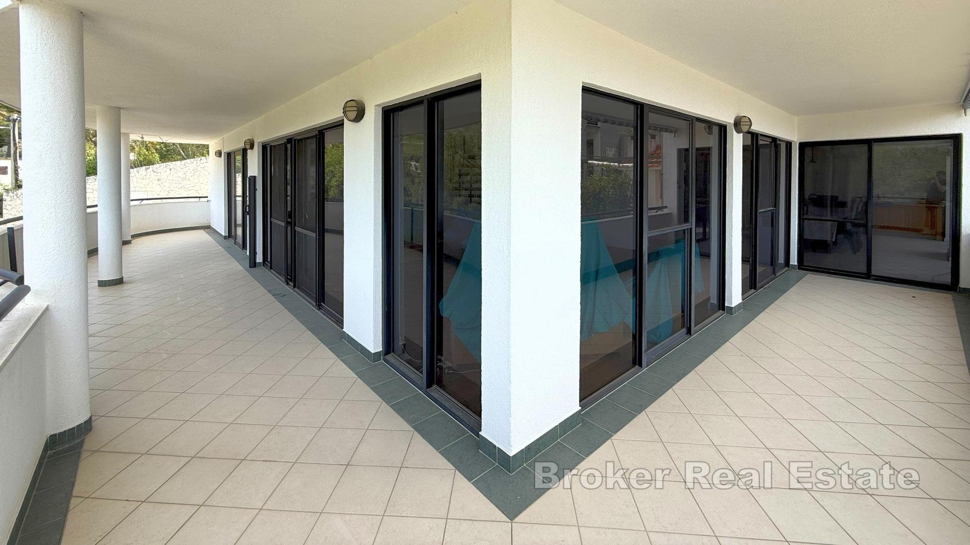 Budynek mieszkalny z krytym basenem i widokiem na morze