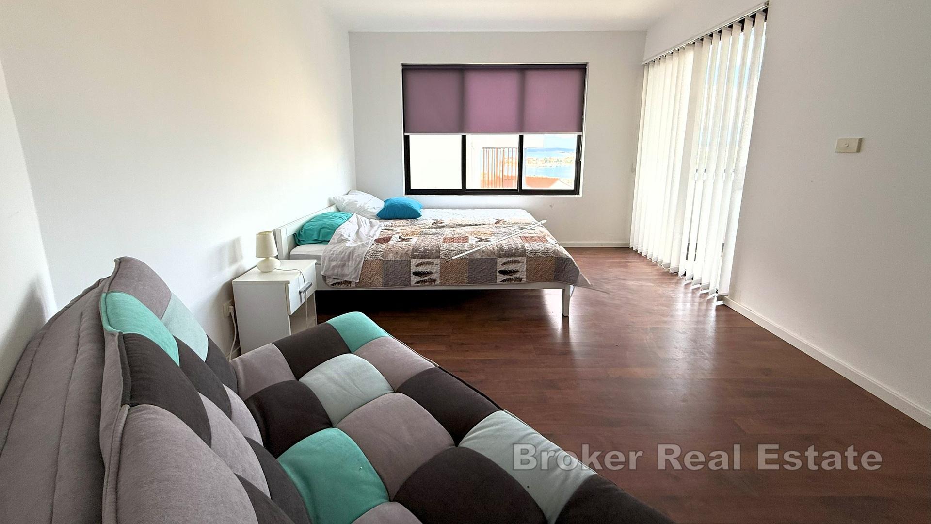 Budynek mieszkalny z krytym basenem i widokiem na morze