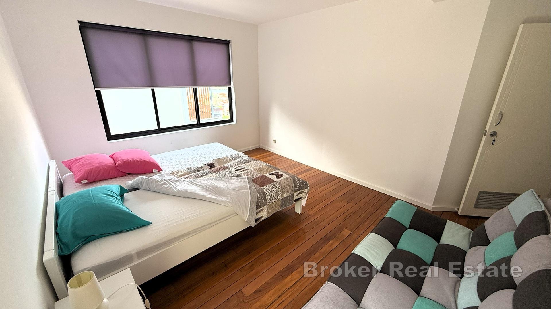 Budynek mieszkalny z krytym basenem i widokiem na morze