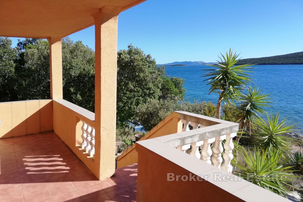 Casa indipendente sulla piccola isola di Rivanj, prima fila al mare