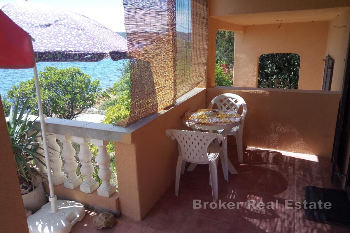 Dom wolnostojący na małej wyspie Rivanj, pierwszy rząd do morza