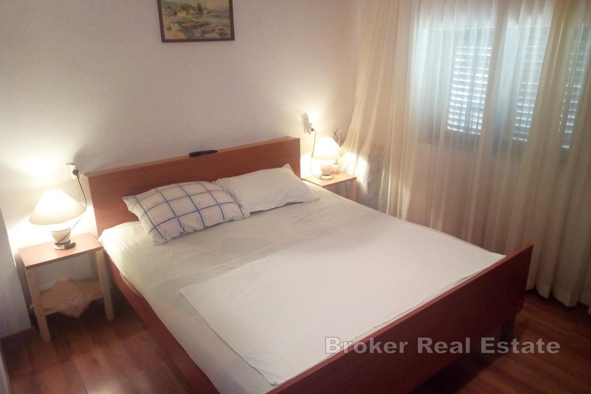 Dom wolnostojący na małej wyspie Rivanj, pierwszy rząd do morza