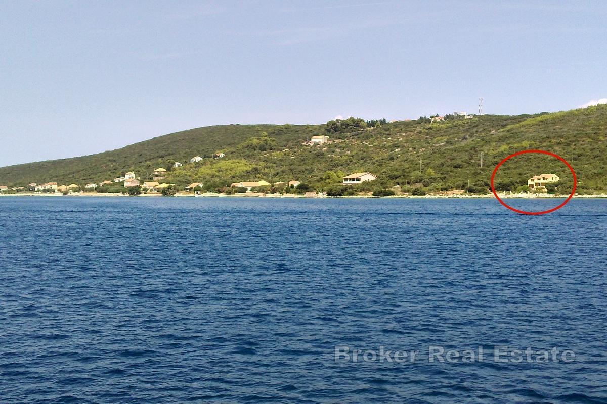 Fristående hus på den lilla ön Rivanj, första raden mot havet