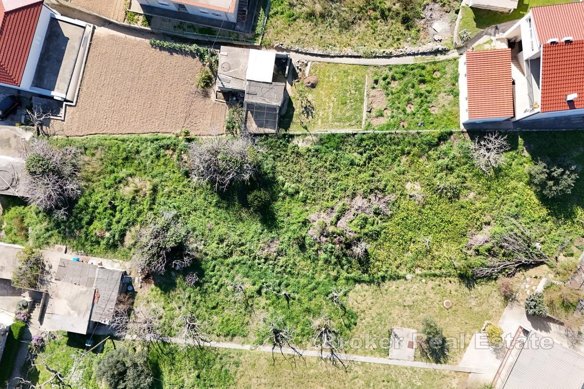 Byggnadsmark med utsikt över Split