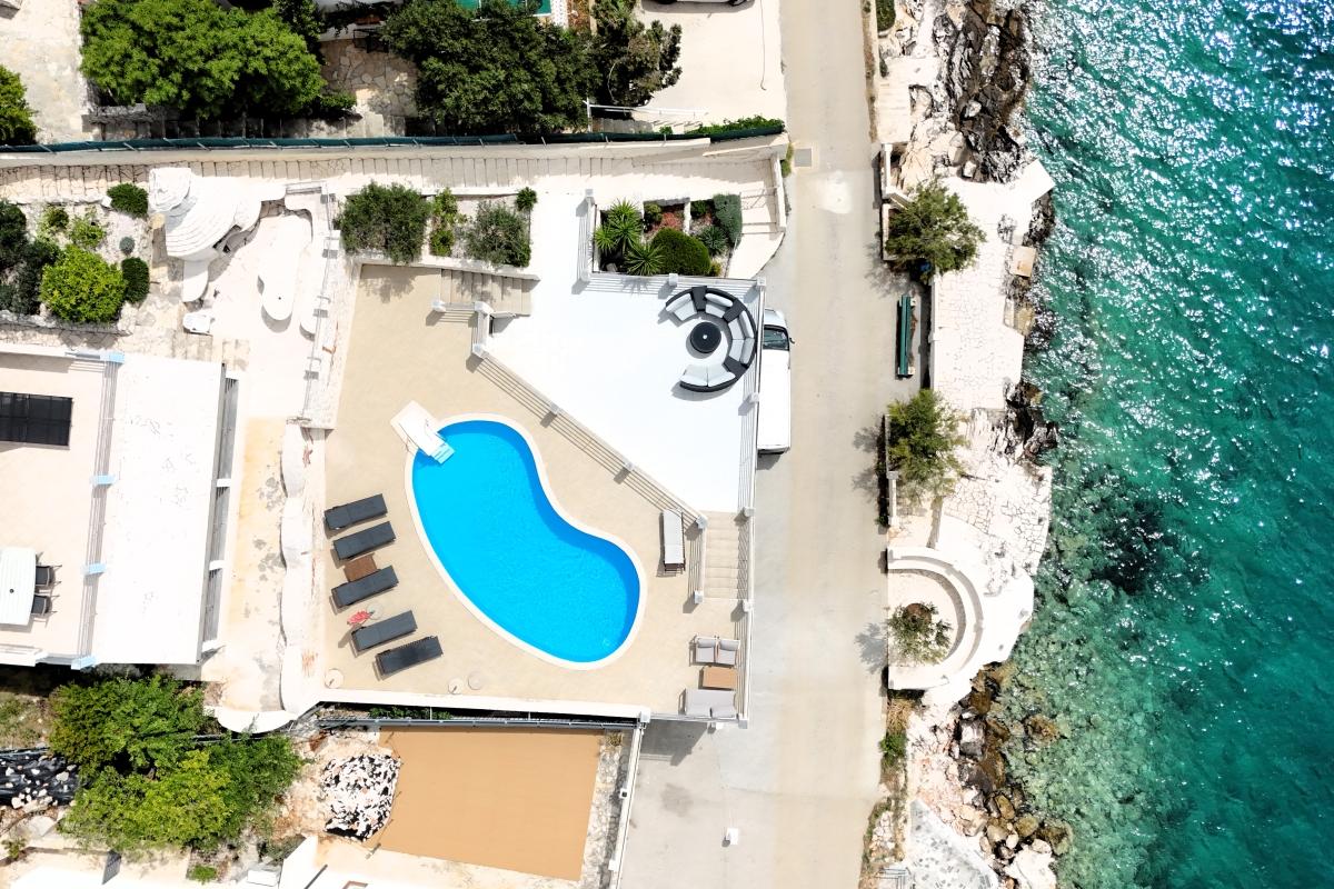 Villa con appartamenti in prima fila al mare