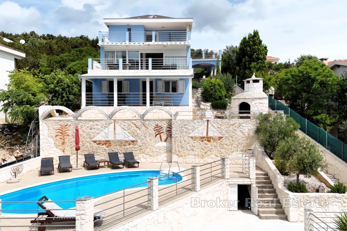 Villa con appartamenti in prima fila al mare