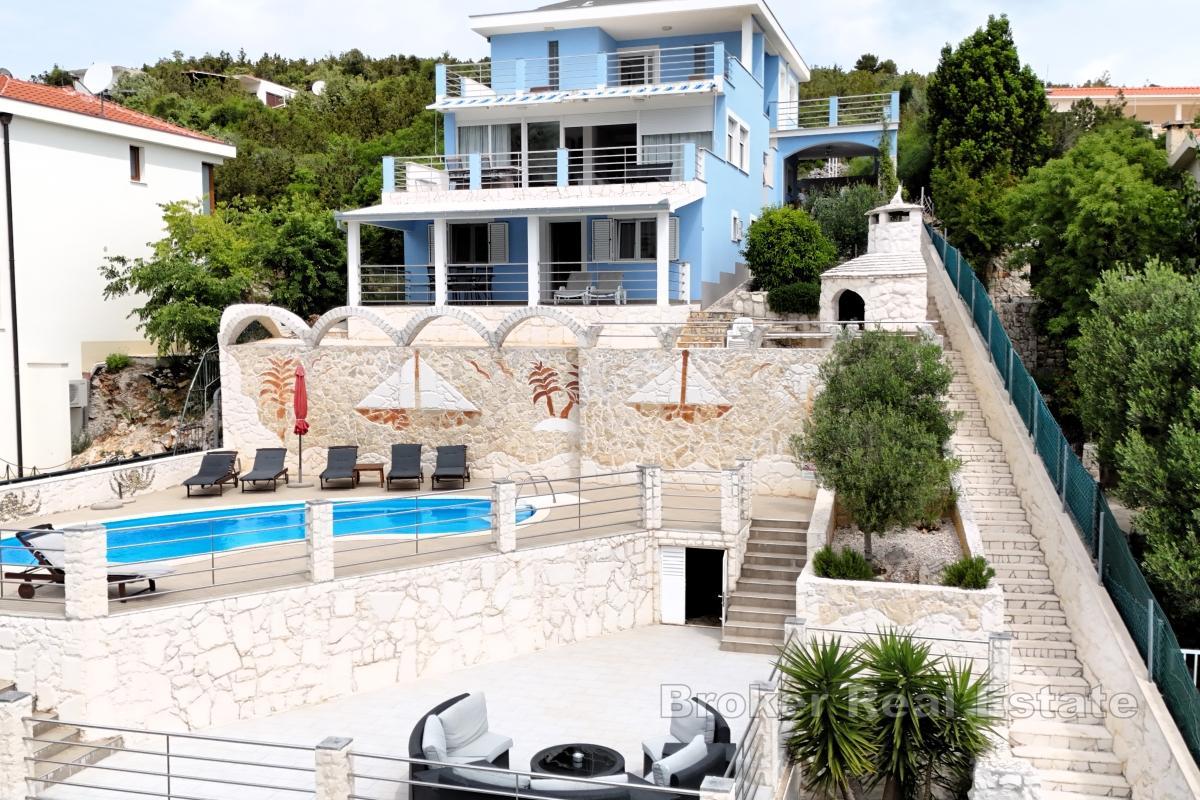 Villa con appartamenti in prima fila al mare