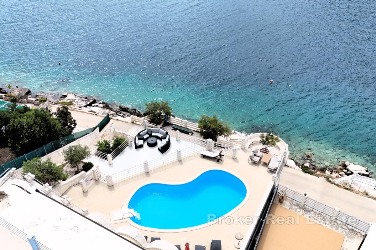Villa con appartamenti in prima fila al mare