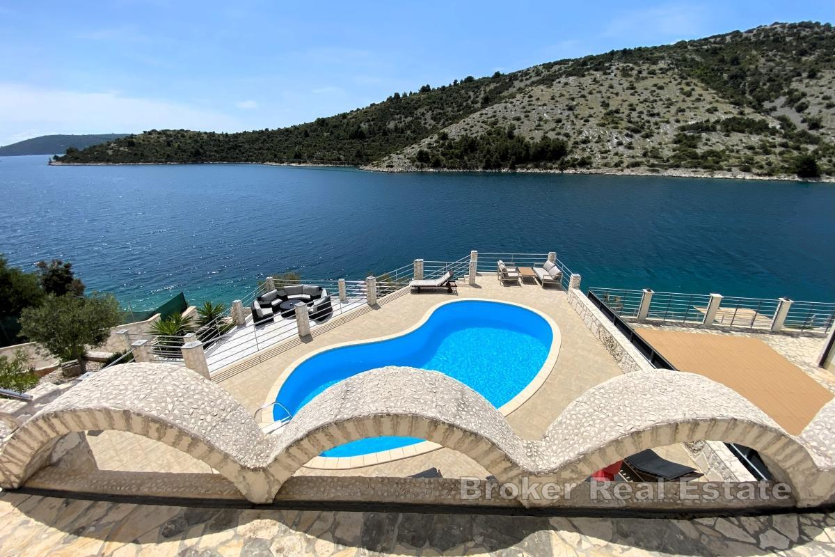 Villa con appartamenti in prima fila al mare