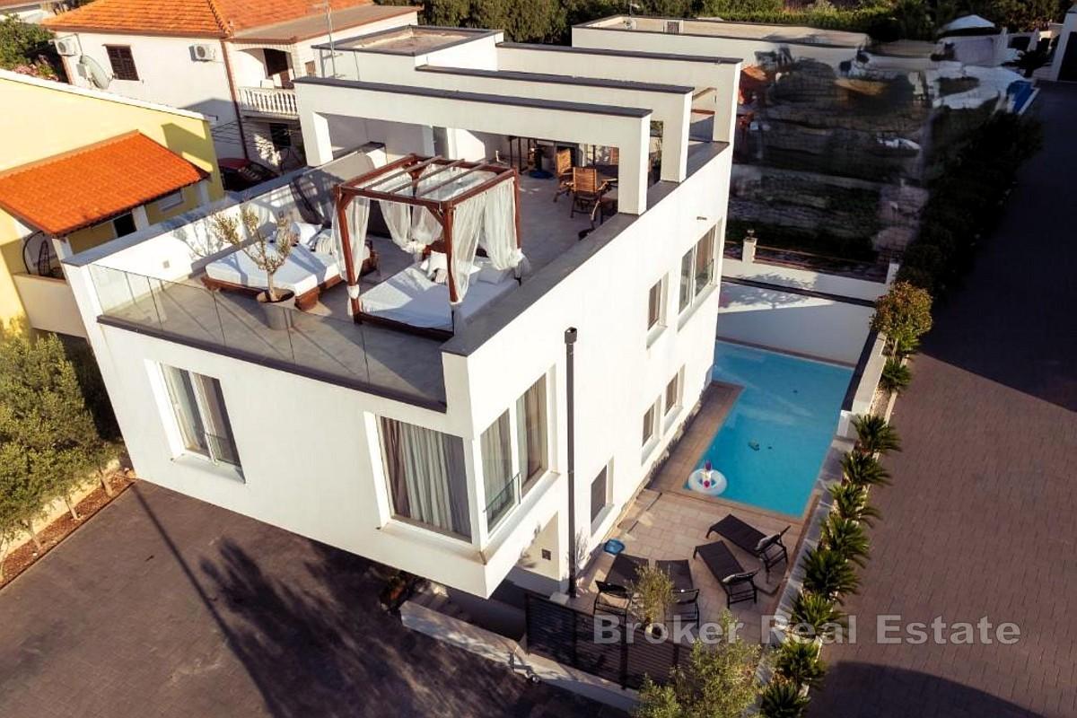 Casa indipendente con piscina e vista mare