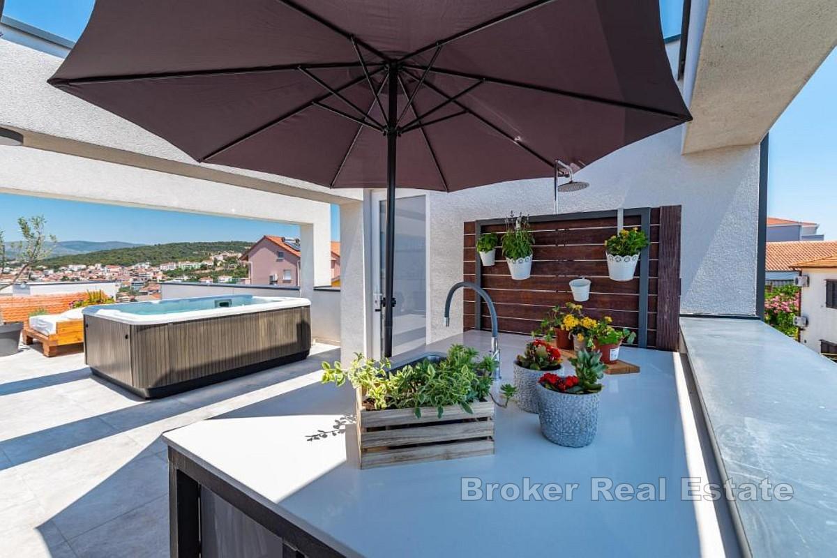 Enebolig med basseng og havutsikt