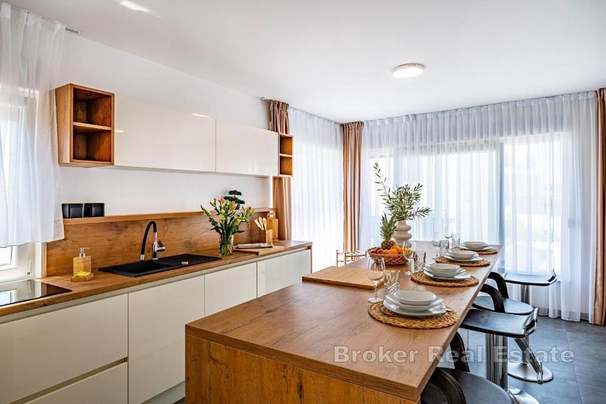 Enebolig med basseng og havutsikt