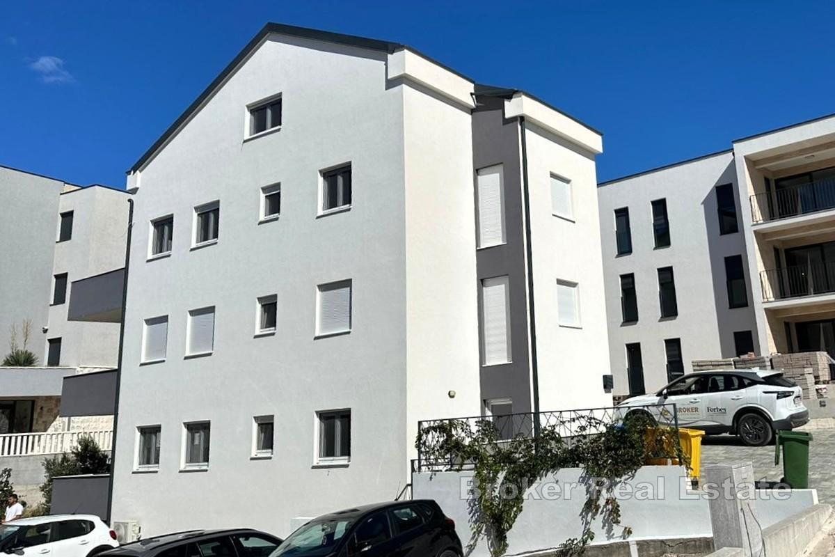 Nybyggt bostadshus nära stranden