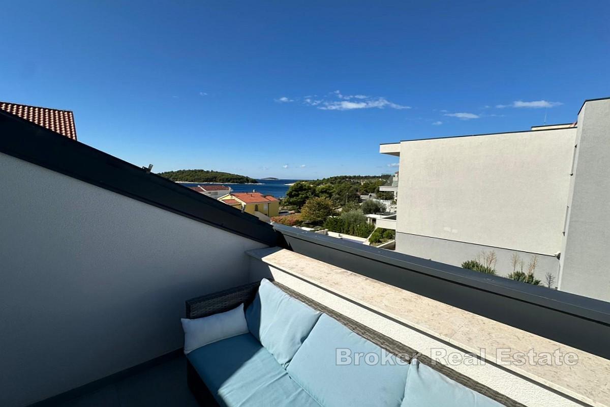Nybyggt bostadshus nära stranden
