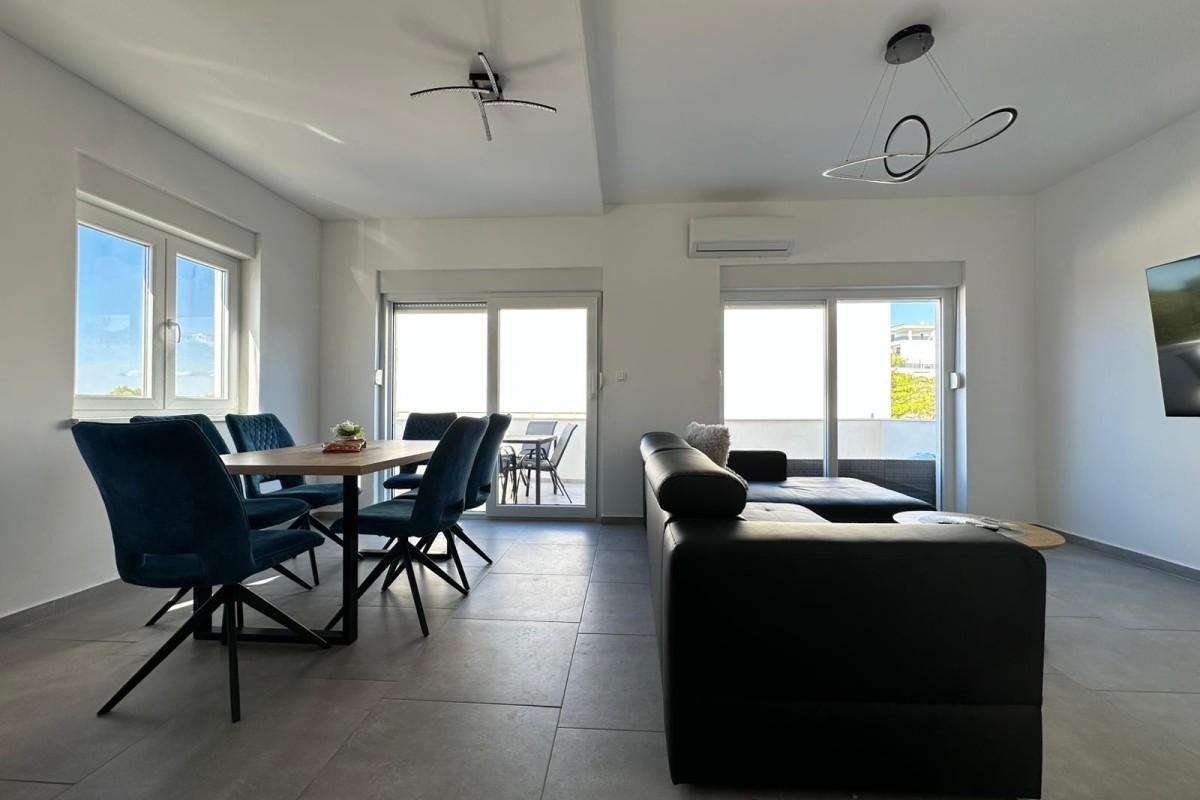 Apartament dwupoziomowy w nowym budynku z widokiem na morze