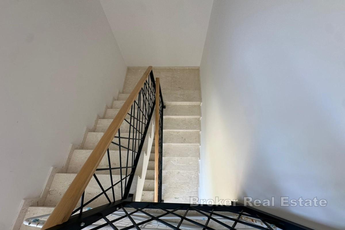 Apartament dwupoziomowy w nowym budynku z widokiem na morze