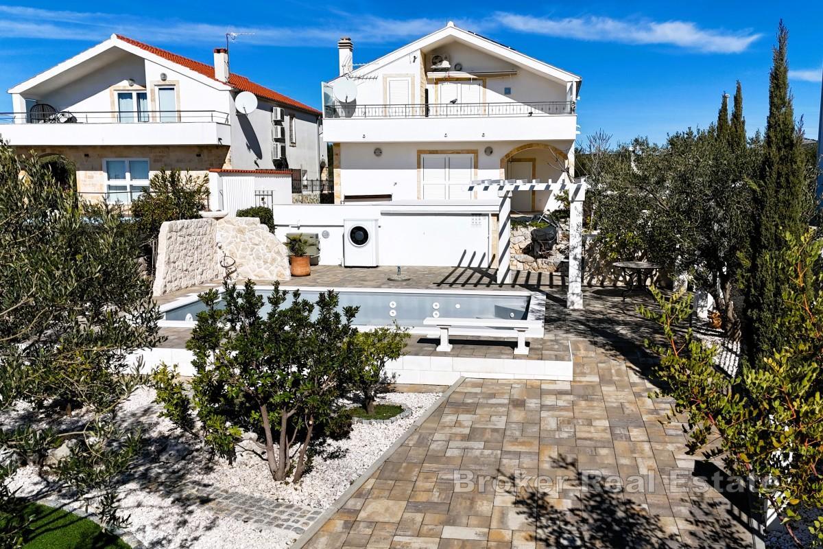 Enebolig med basseng og havutsikt