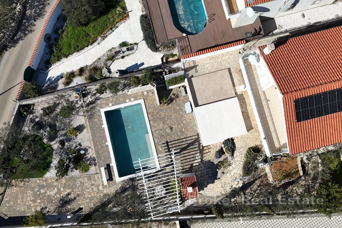 Enebolig med basseng og havutsikt