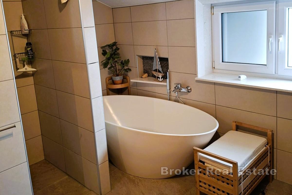 Enebolig med basseng og havutsikt