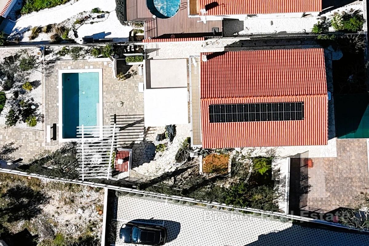 Отдельно стоящий дом с бассейном и видом на море