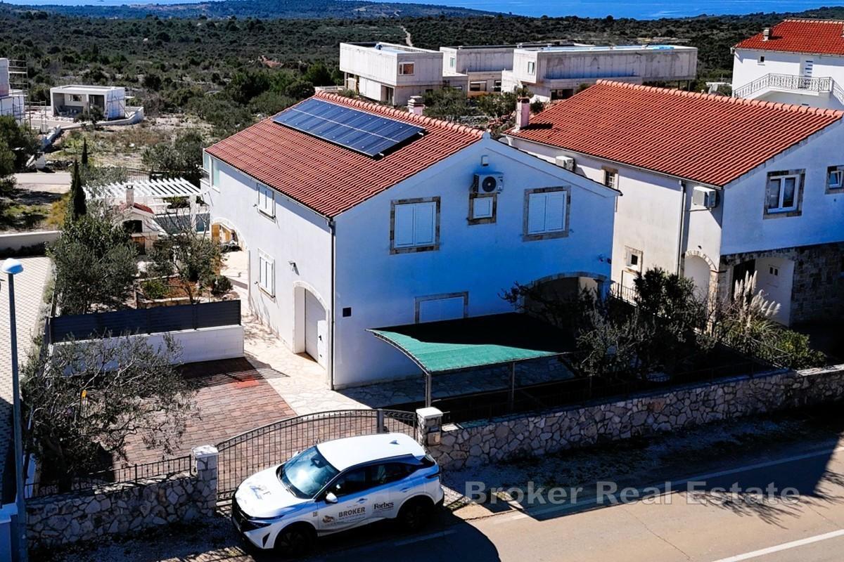 Enebolig med basseng og havutsikt