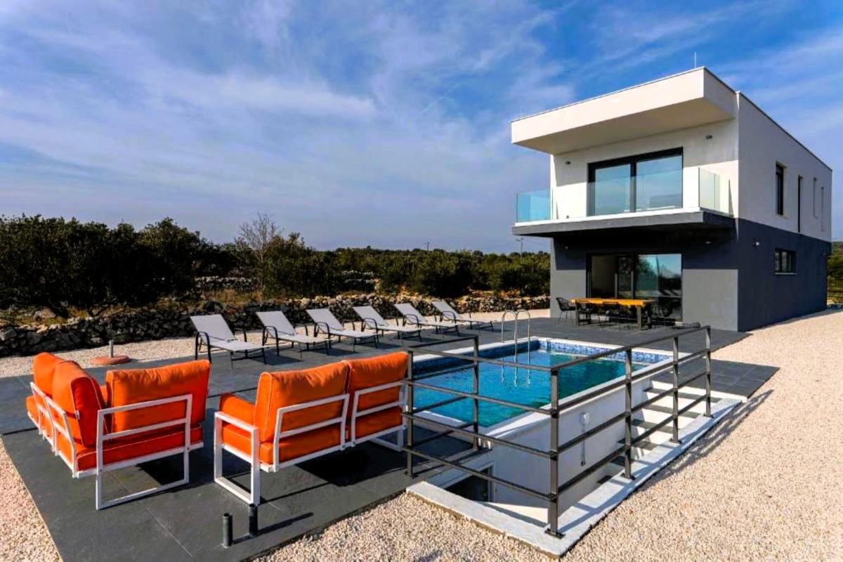 001-2044-84-Marina-villa-with-heated-pool-and-sea-view-for-sale