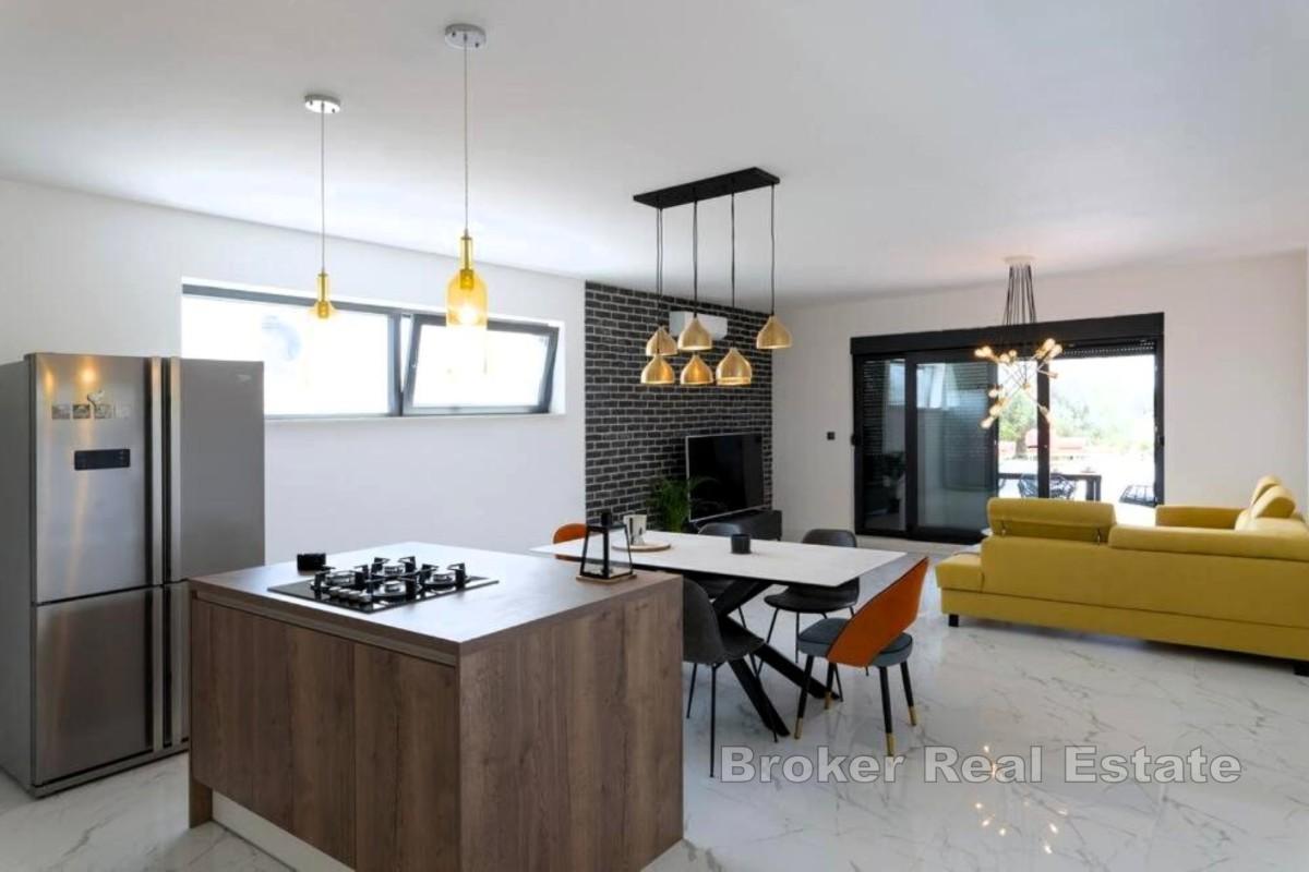 Villa med uppvärmd pool och havsutsikt