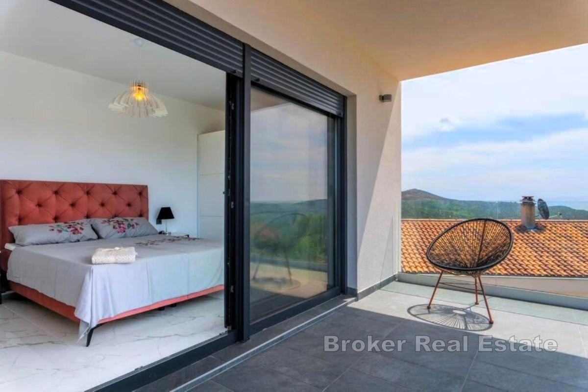 Villa med uppvärmd pool och havsutsikt