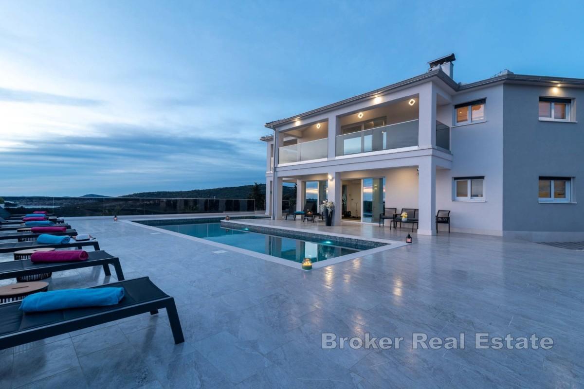 Villa de luxe avec piscine en position dominante