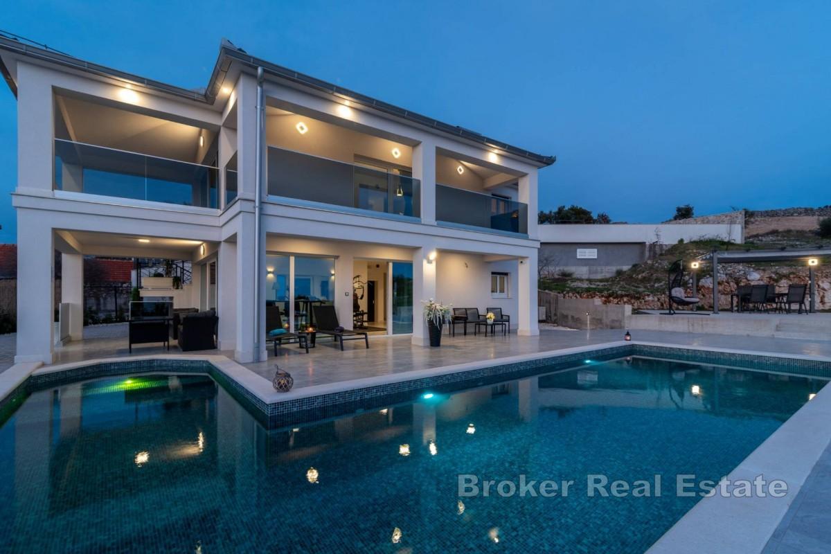 Villa de luxe avec piscine en position dominante