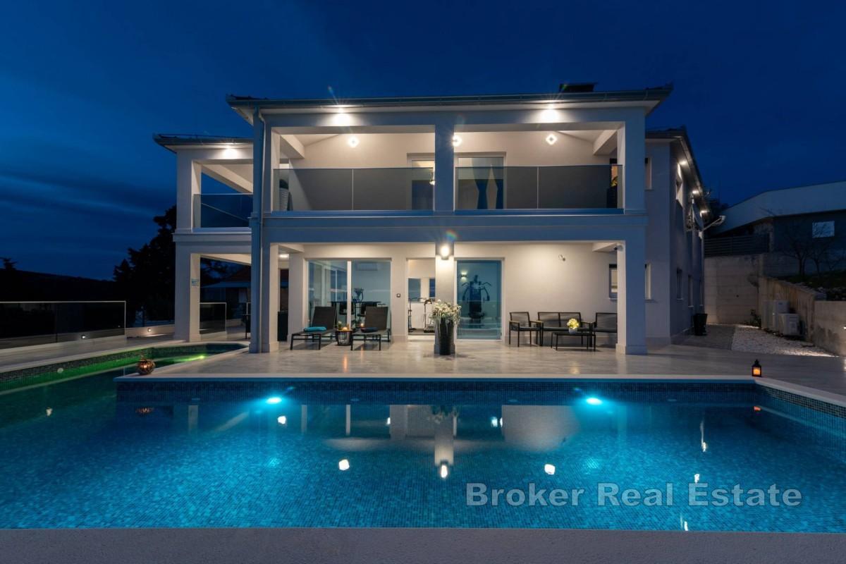 Villa de luxe avec piscine en position dominante