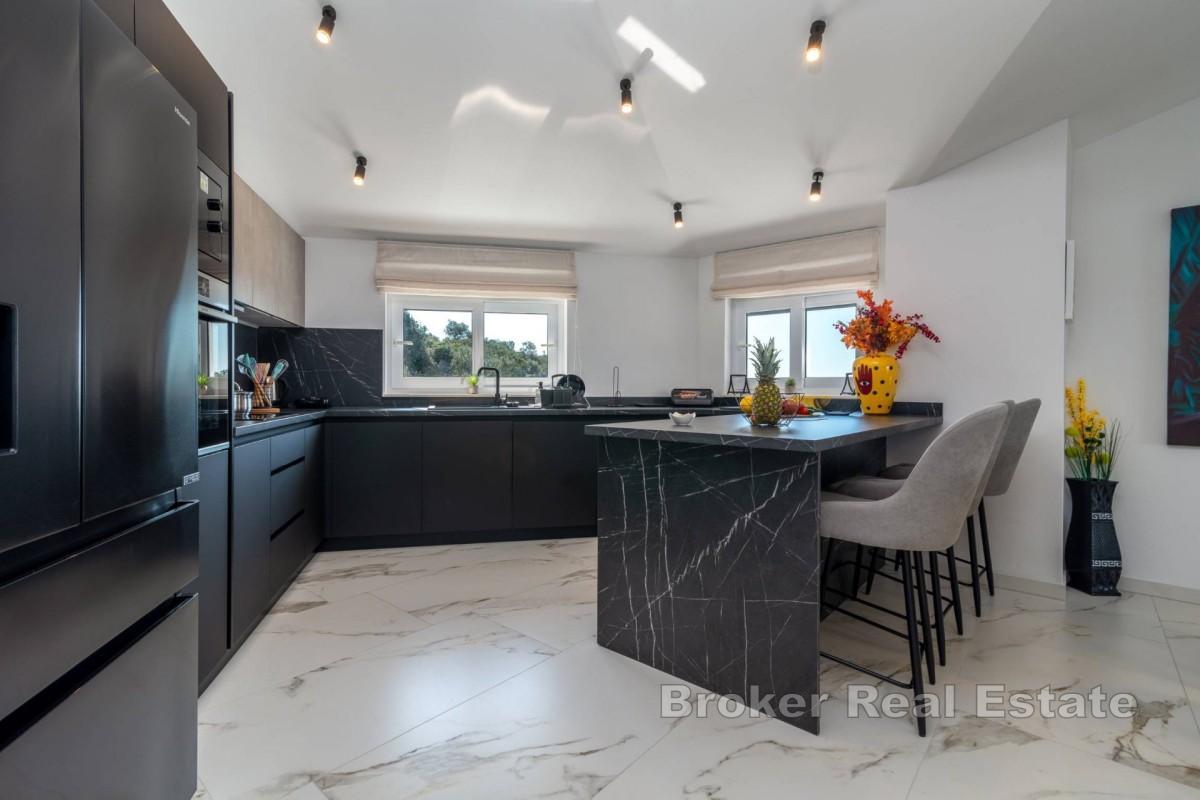 Villa de luxe avec piscine en position dominante