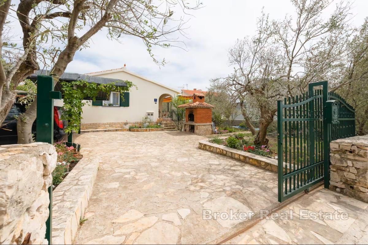 Casa indipendente con due appartamenti e grande potenziale