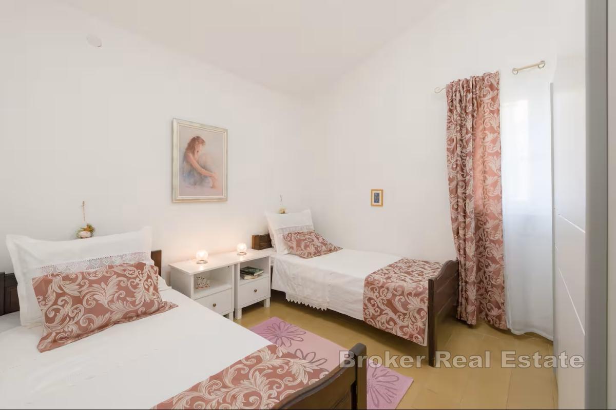 Casa indipendente con due appartamenti e grande potenziale