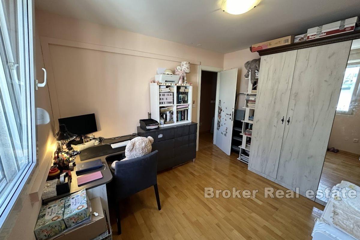 Трехкомнатная квартира в тихом месте