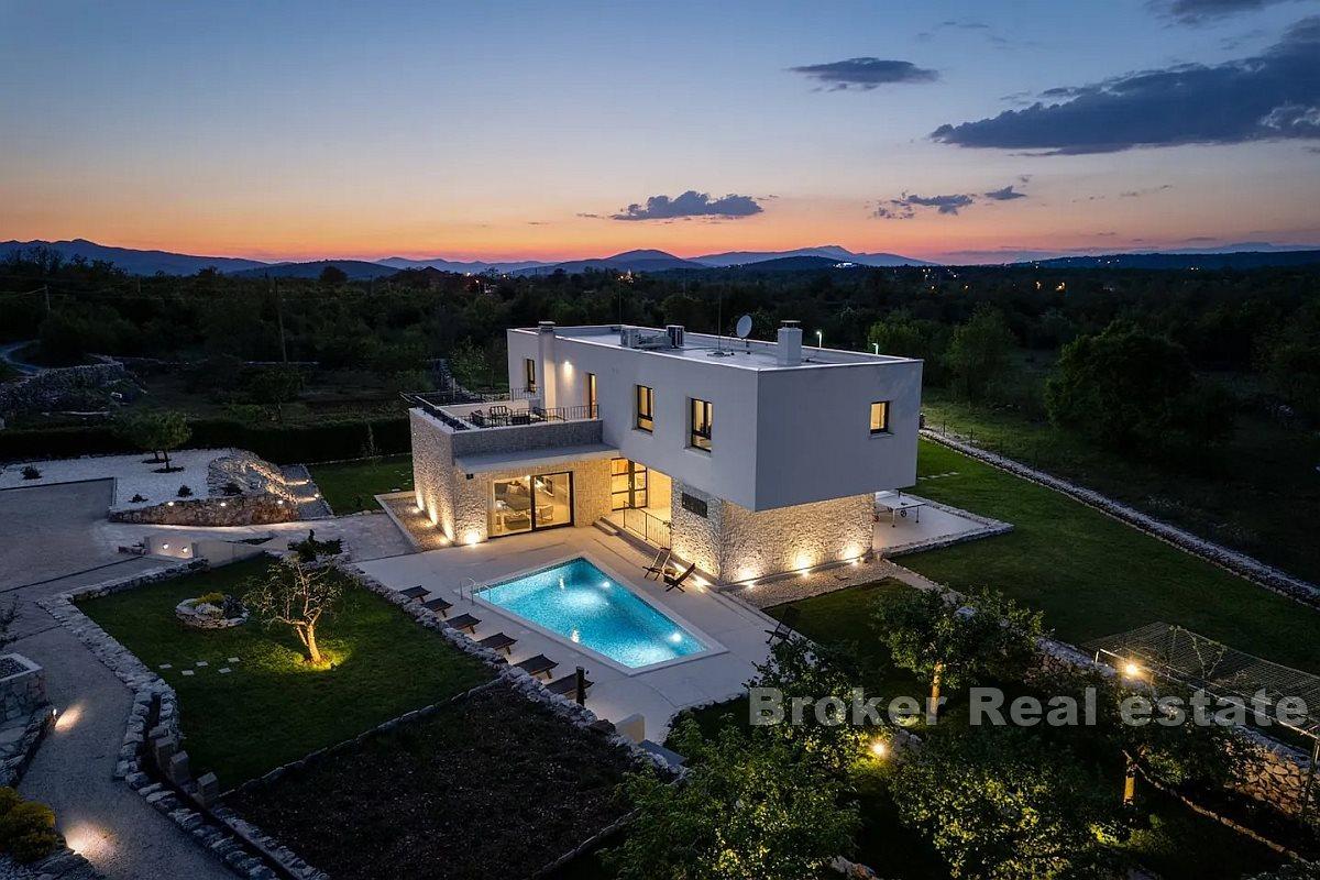 Exclusive villa with pool and large garden