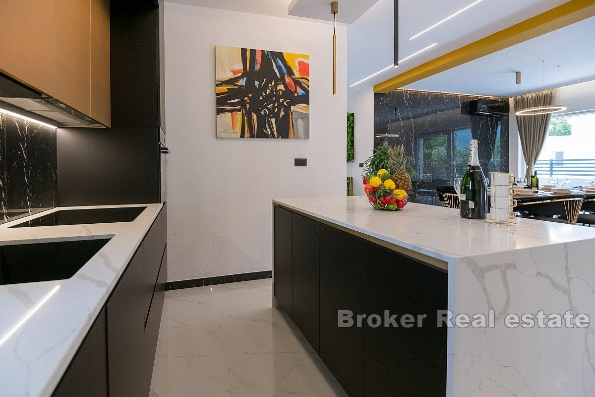 Moderne Luxusvilla mit Pool in wunderschöner Naturumgebung