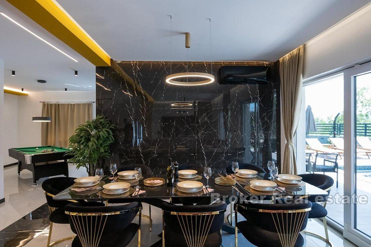 Modern lyxvilla med pool i vacker naturmiljö