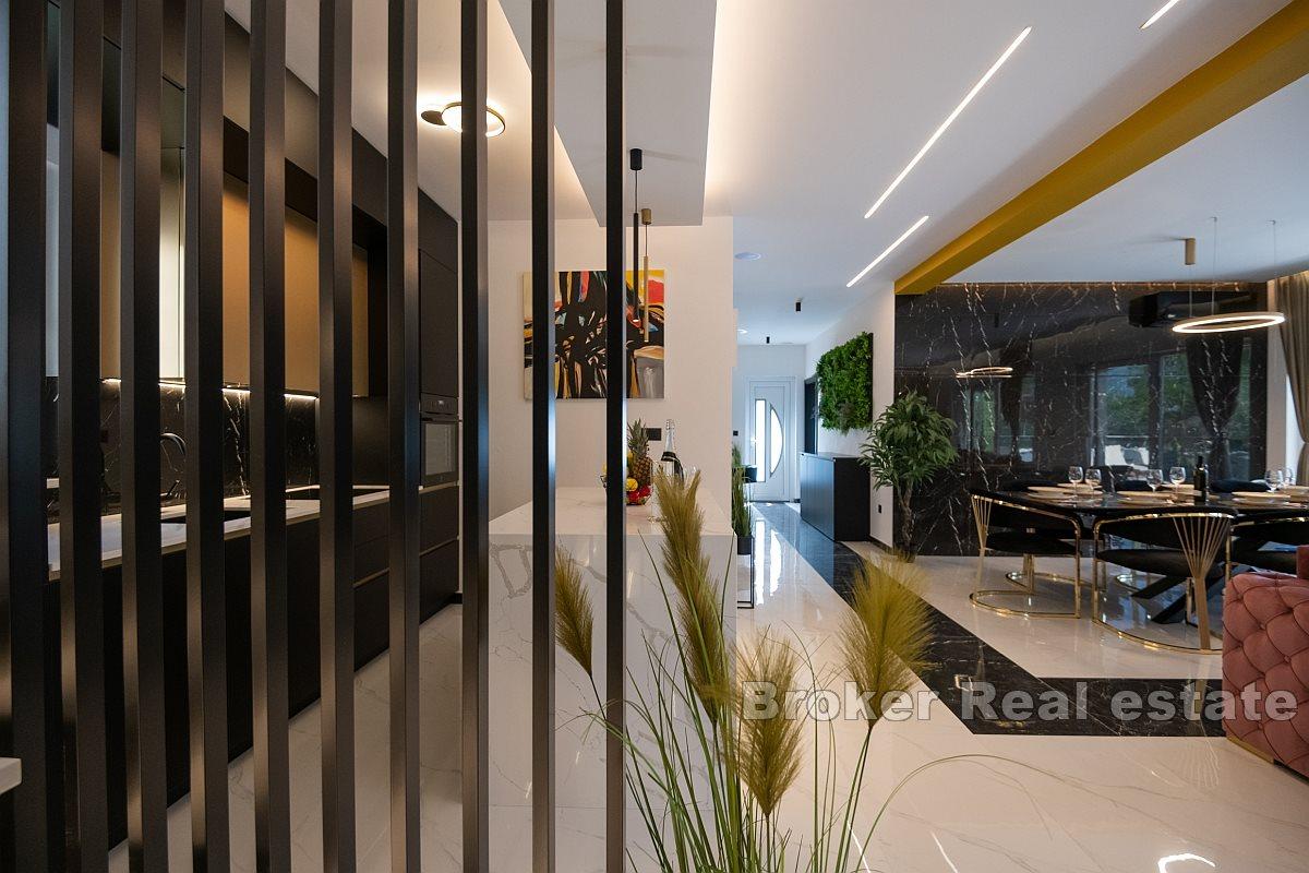 Modern lyxvilla med pool i vacker naturmiljö