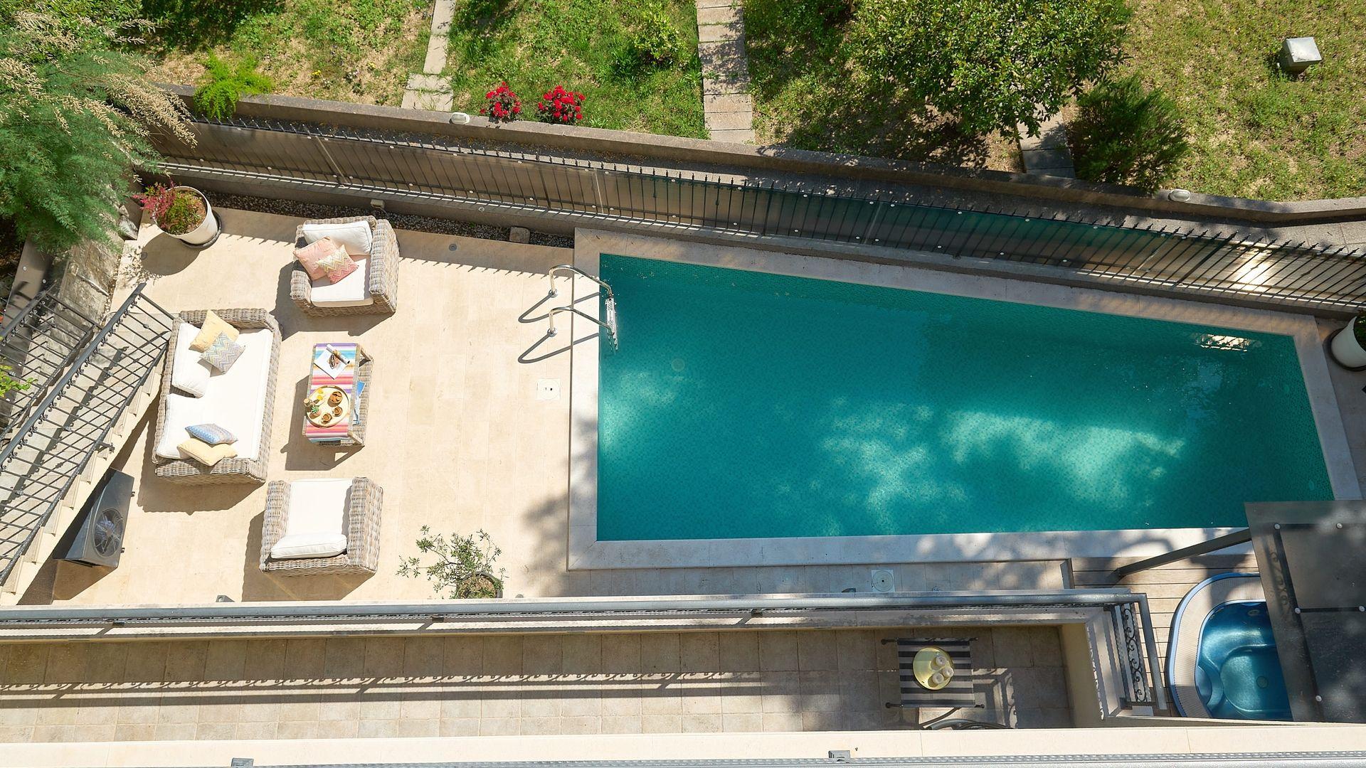 Eksklusiv villa med basseng i umiddelbar nærhet til sjøen