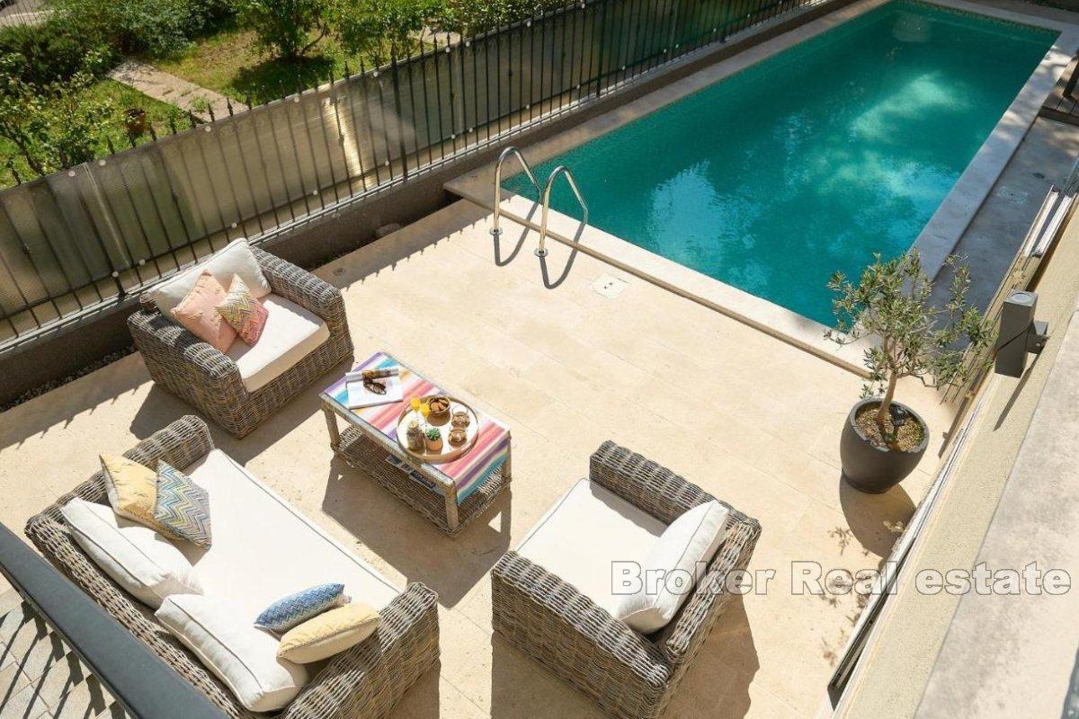 Exklusive Villa mit Pool in Meeresnähe