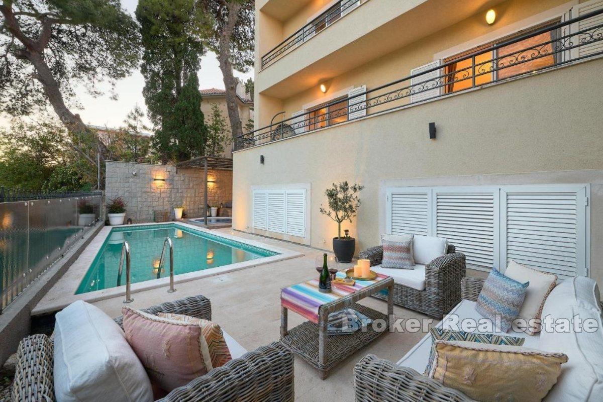 Exklusive Villa mit Pool in Meeresnähe