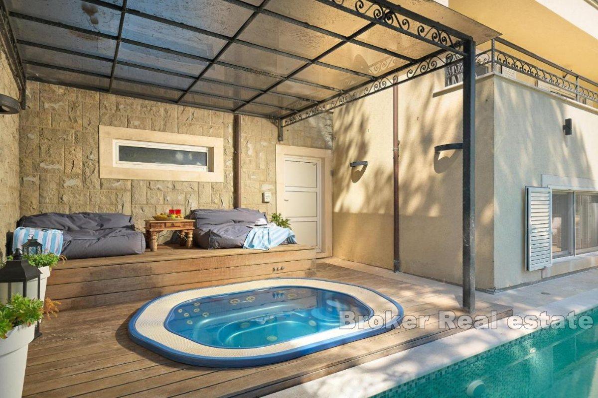 Exklusive Villa mit Pool in Meeresnähe