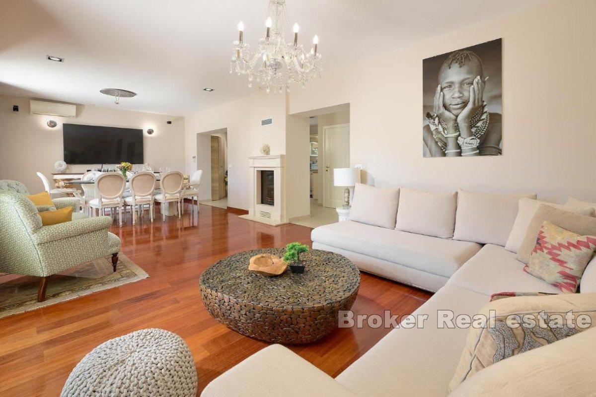 Exkluzivní vila s bazénem v blízkosti moře