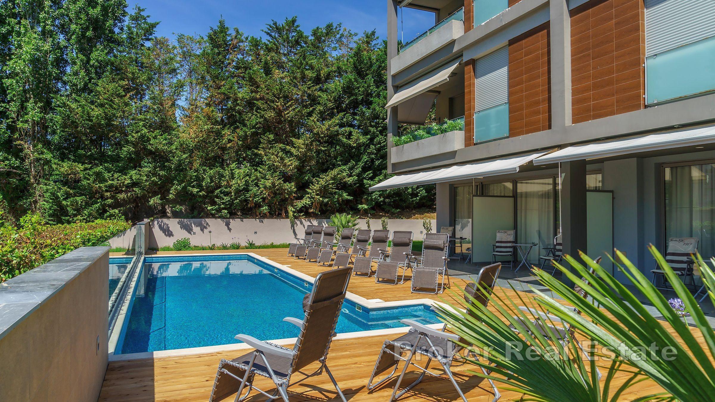 Moderní hotel s 11 pokoji a venkovním bazénem