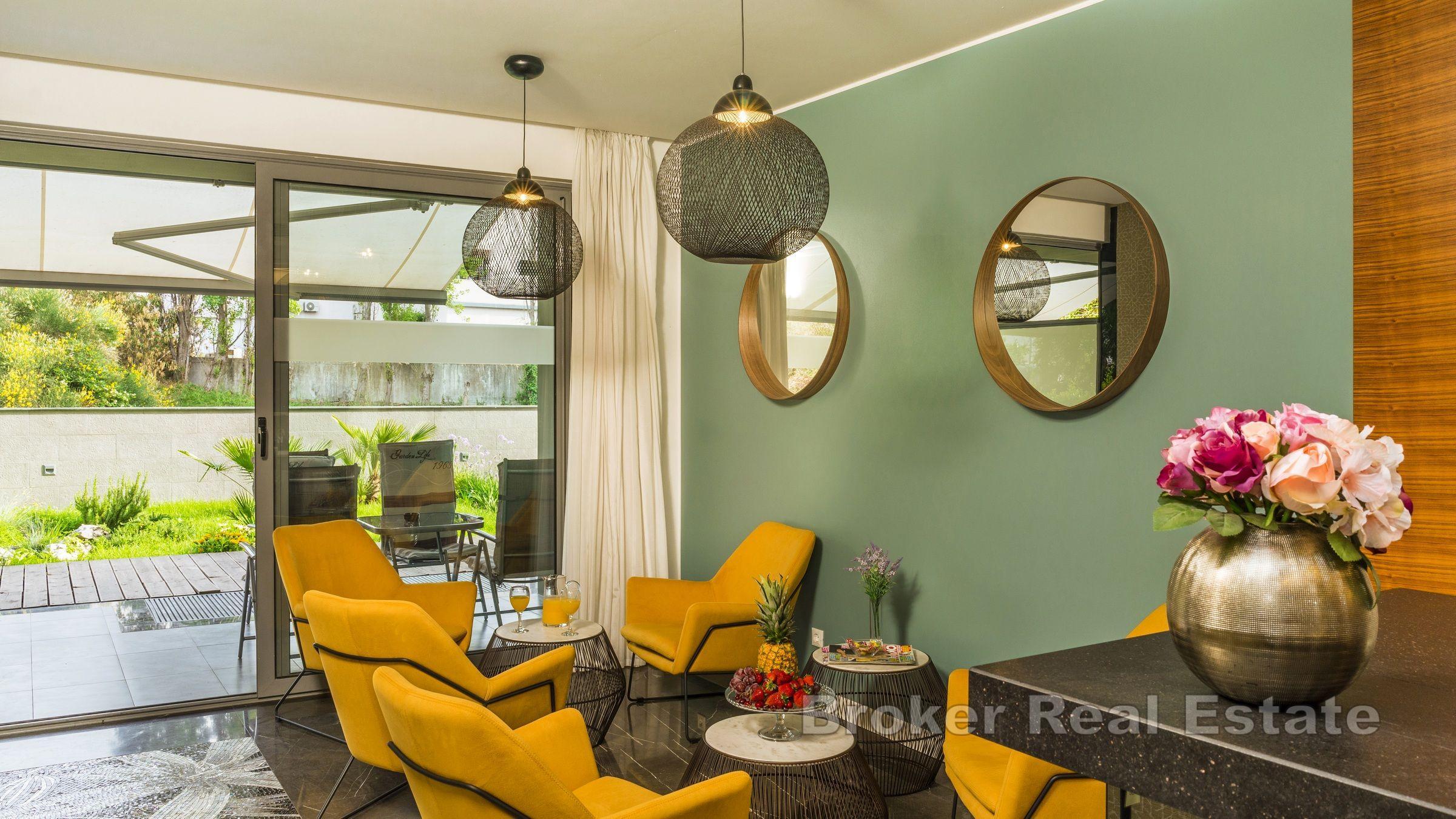 Moderní hotel s 11 pokoji a venkovním bazénem