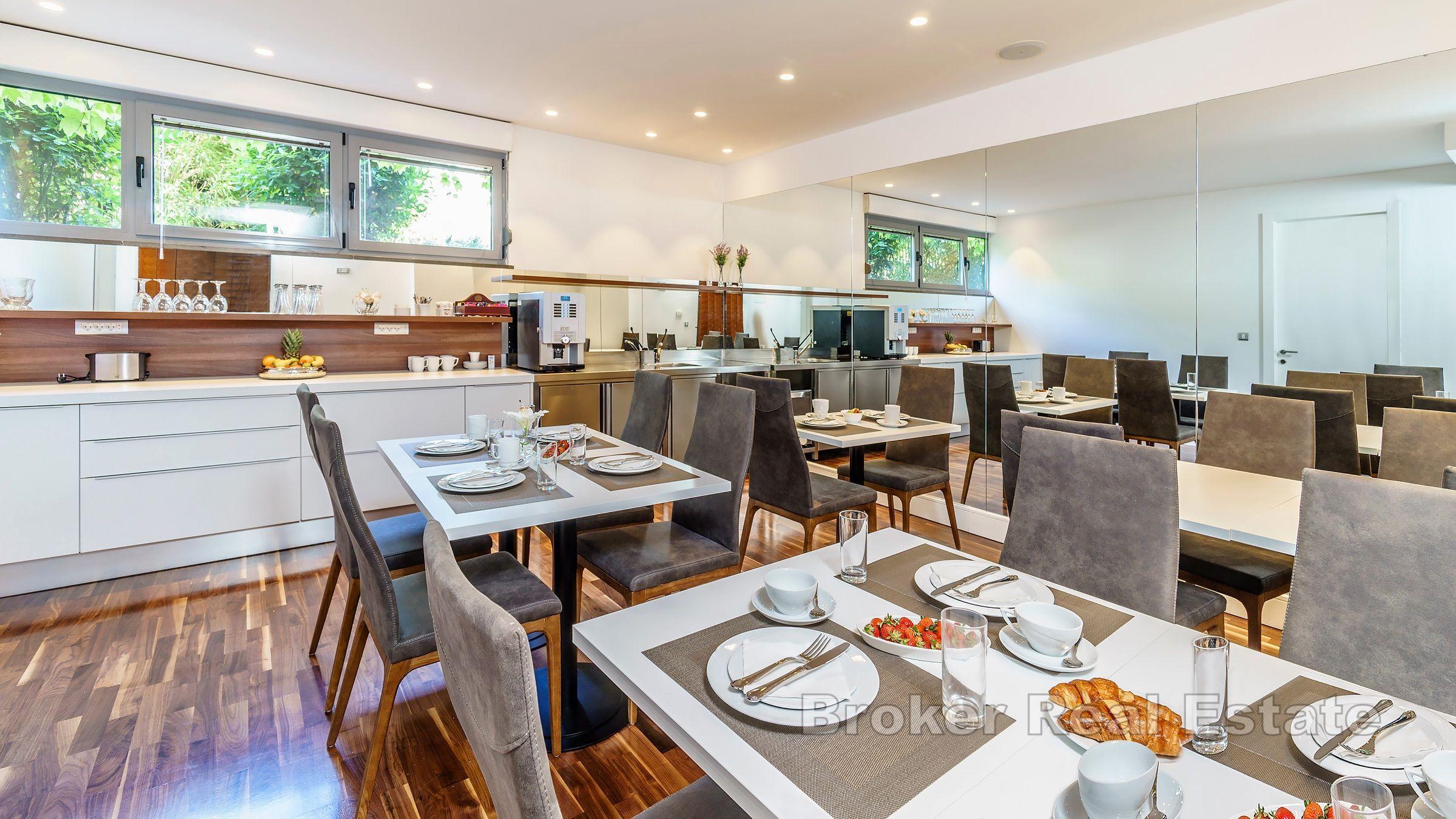 Moderní hotel s 11 pokoji a venkovním bazénem