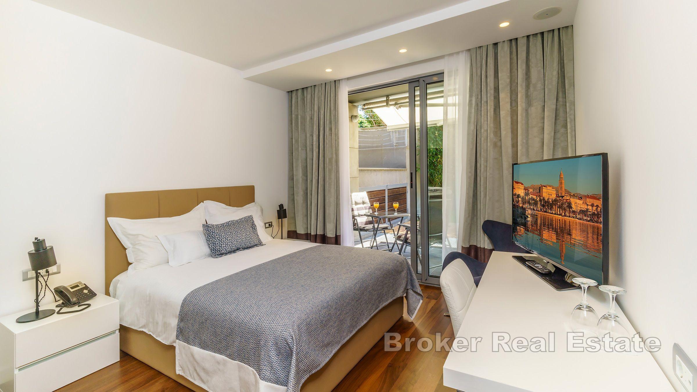 Moderní hotel s 11 pokoji a venkovním bazénem